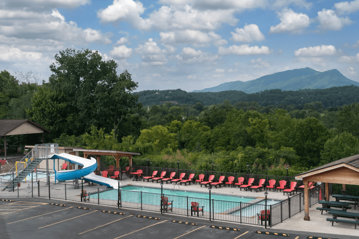 swimming pool with mountain view - Howard Johnson Pigeon Forge