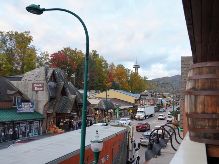 7 Fun Gatlinburg Activities for Adults - MobileBrochure - Smoky Mountains